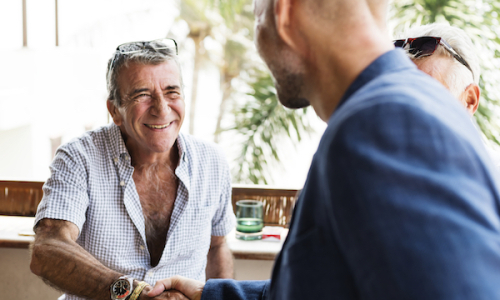Hotelmanager schudt de hand van een gast